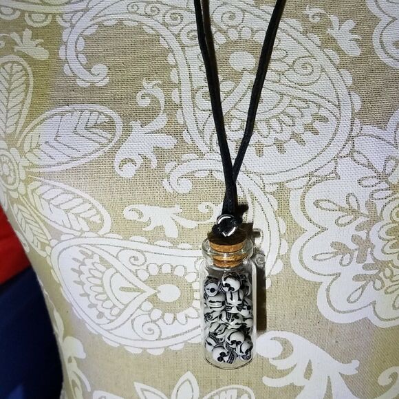 Skulls Necklace Steampunk Gothic Vial de Calaveras - Picture 3 of 3